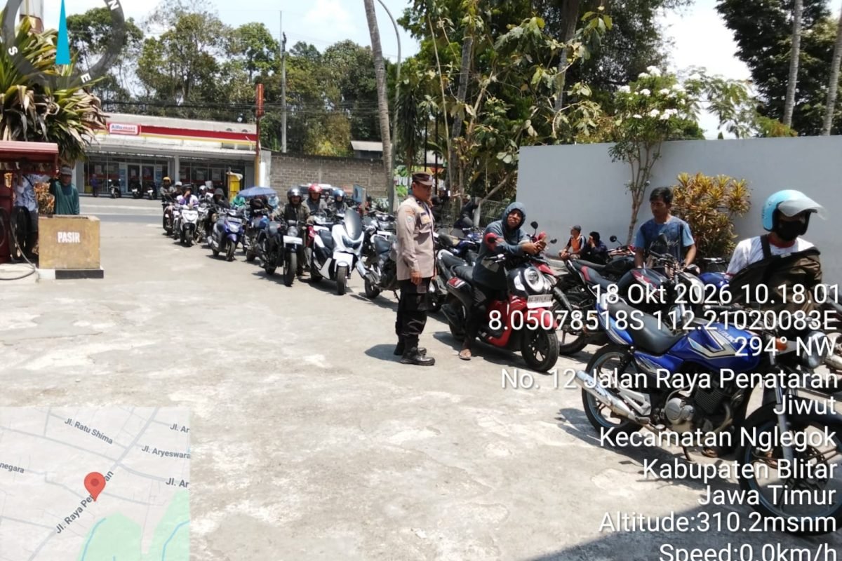 Polres Blitar Kota memantau ketersediaan dan distribusi BBM di sejumlah SPBU untuk memastikan pasokan mencukupi serta mengimbau masyarakat tidak melakukan pembelian berlebihan. Polres Blitar Kota memantau ketersediaan dan distribusi BBM di sejumlah SPBU untuk memastikan pasokan mencukupi serta mengimbau masyarakat tidak melakukan pembelian berlebihan.