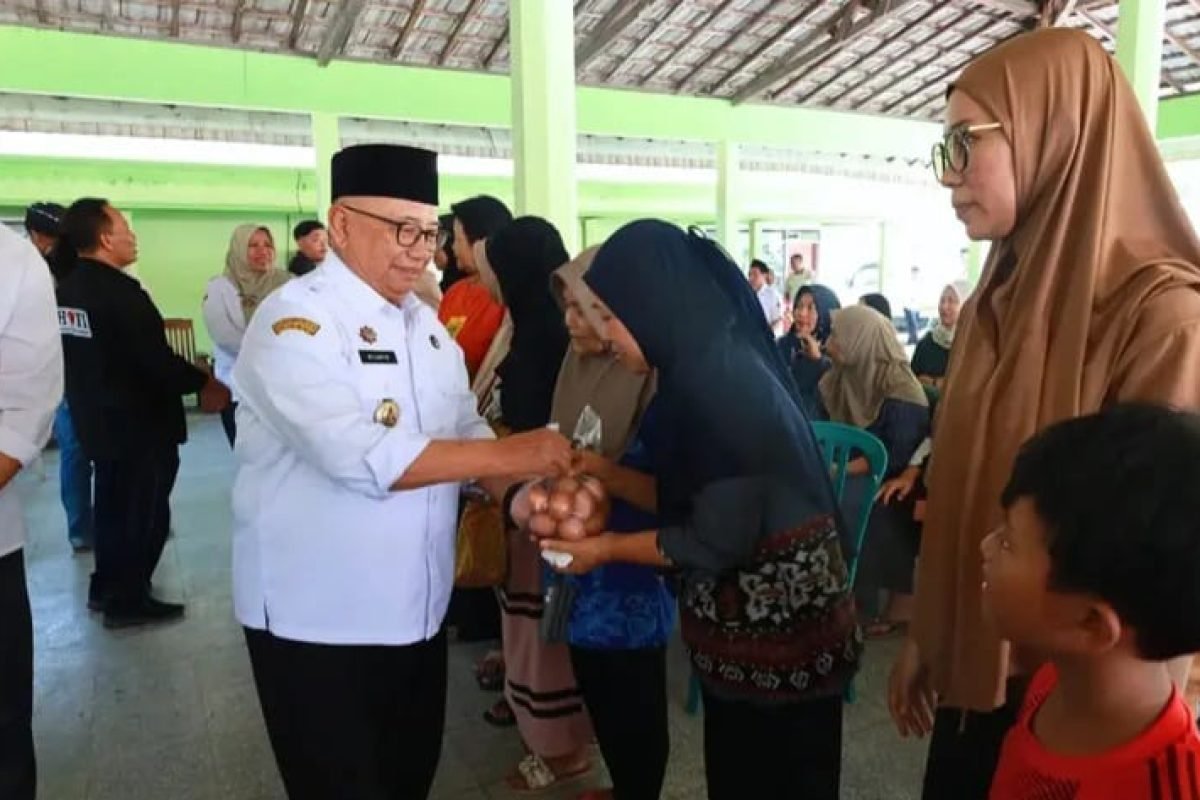 Bupati Blitar Rijanto meninjau pelaksanaan Gerakan Pangan Murah di Desa Gadungan, Kecamatan Gandusari, Rabu (21/10/2026).