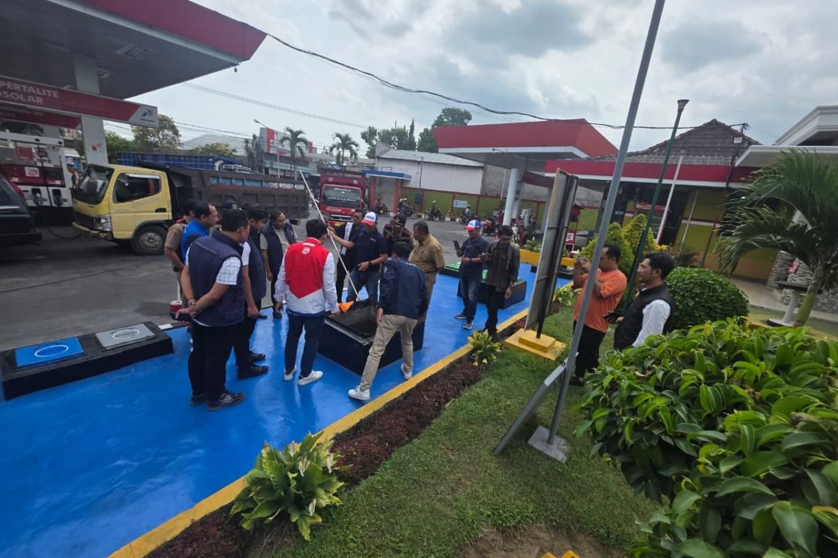 Satreskrim Polres Blitar bersama instansi terkait melakukan pengecekan stok dan distribusi BBM di SPBU Tangkil Pandean dan SPBU Agung, Kelurahan Bence, Rabu (21/10/2026).