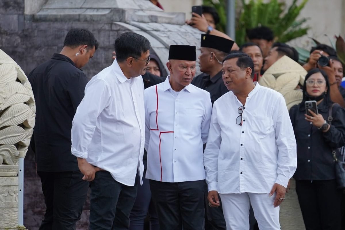 Ketua DPC PDI Perjuangan Kota Blitar, Yudi Meira (kanan), berbincang bersama sejumlah tokoh dalam sebuah kegiatan. Yudi menyampaikan ucapan selamat ulang tahun ke-64 kepada Ketua DPD PDI Perjuangan Jawa Timur, MH Said Abdullah, Kamis (22/10/2026). Ketua DPC PDI Perjuangan Kota Blitar, Yudi Meira (kanan), berbincang bersama sejumlah tokoh dalam sebuah kegiatan. Yudi menyampaikan ucapan selamat ulang tahun ke-64 kepada Ketua DPD PDI Perjuangan Jawa Timur, MH Said Abdullah, Kamis (22/10/2026).