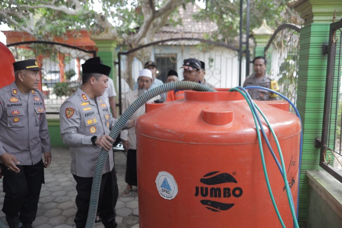 Polres Blitar bersama BPBD menyalurkan bantuan satu truk tangki air bersih dan sembako kepada warga terdampak kekeringan di Desa Kaligambir, Kecamatan Panggungrejo, Kabupaten Blitar, Jumat (23/10/2026). Polres Blitar bersama BPBD menyalurkan bantuan satu truk tangki air bersih dan sembako kepada warga terdampak kekeringan di Desa Kaligambir, Kecamatan Panggungrejo, Kabupaten Blitar, Jumat (23/10/2026).