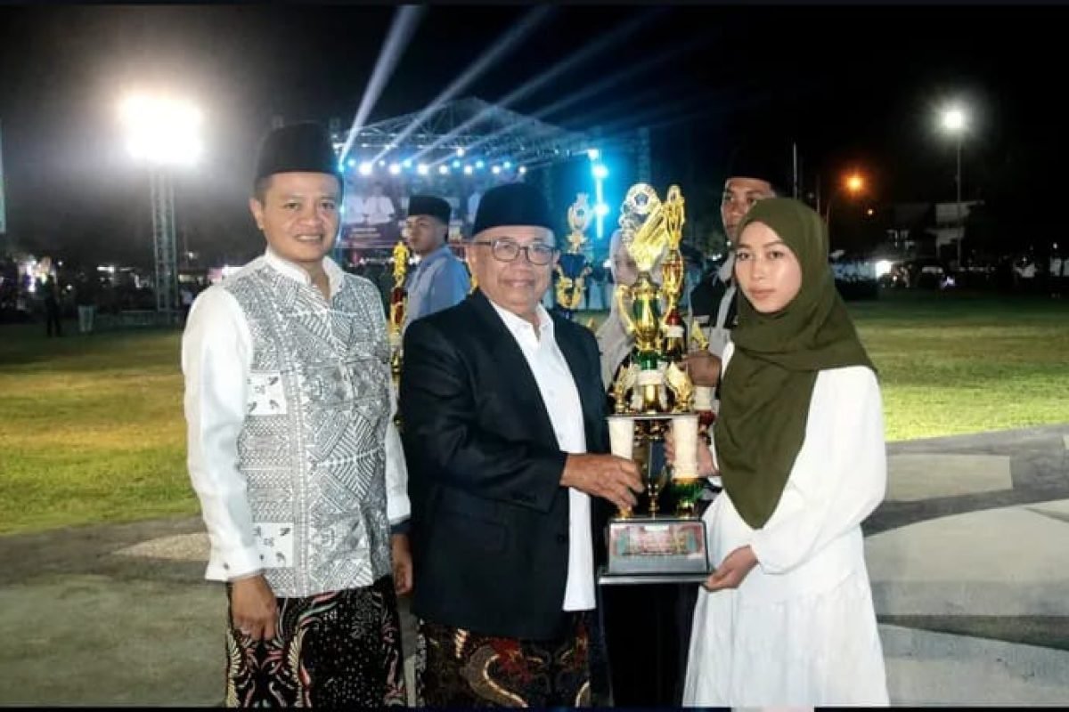 Bupati Blitar Rijanto bersama jajaran pejabat dan penerima penghargaan berfoto bersama usai penyerahan trofi dalam rangkaian peringatan Hari Santri Nasional 2026 di Alun-Alun Kanigoro.