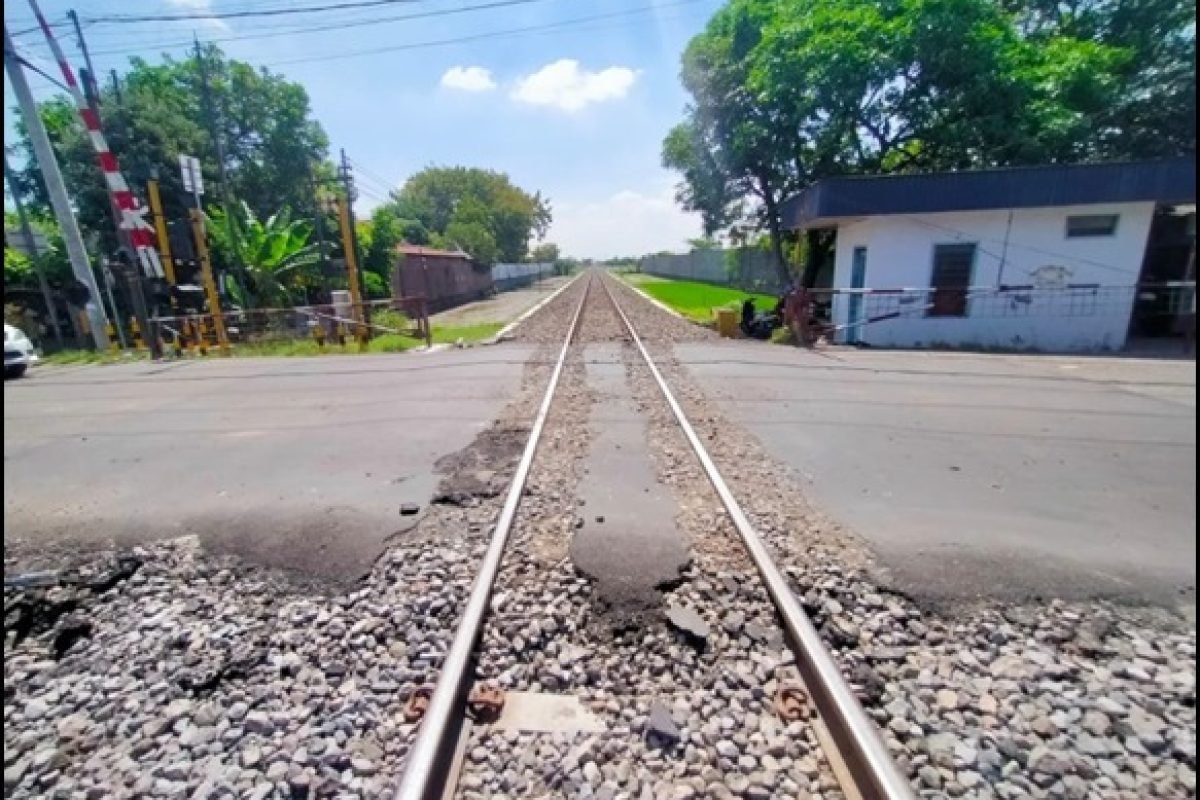 KAI Daop 7 Madiun menjadwalkan perbaikan geometri di tiga perlintasan sebidang di Kabupaten Kediri pada 23–25 Oktober 2026. Pengguna jalan diimbau mengantisipasi perjalanan dan mengikuti arahan petugas.