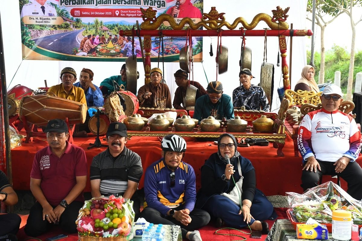 Anggota Fraksi PDI Perjuangan DPRD Jawa Timur, Erma Susanti, menghadiri syukuran perbaikan jalan bersama warga di Dusun Kuwut, Desa Kemloko, Kecamatan Nglegok, Kabupaten Blitar, Sabtu (24/10/2026). Anggota Fraksi PDI Perjuangan DPRD Jawa Timur, Erma Susanti, menghadiri syukuran perbaikan jalan bersama warga di Dusun Kuwut, Desa Kemloko, Kecamatan Nglegok, Kabupaten Blitar, Sabtu (24/10/2026).