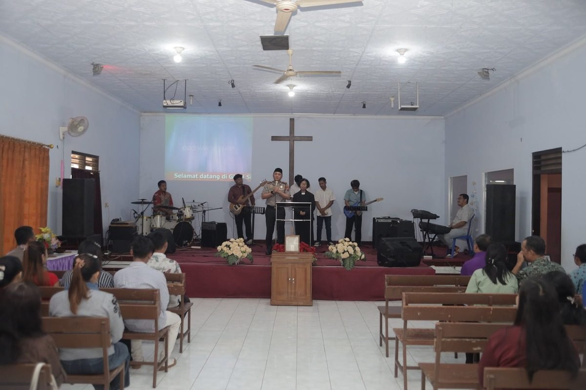 Kapolres Blitar AKBP Ardhy Zul Hasbih Nasution saat mengikuti kegiatan Minggu Kasih di Gereja GKIN Siloam Gaprang, Kecamatan Kanigoro, Kabupaten Blitar, Minggu (25/10/2026). Kapolres Blitar AKBP Ardhy Zul Hasbih Nasution saat mengikuti kegiatan Minggu Kasih di Gereja GKIN Siloam Gaprang, Kecamatan Kanigoro, Kabupaten Blitar, Minggu (25/10/2026).