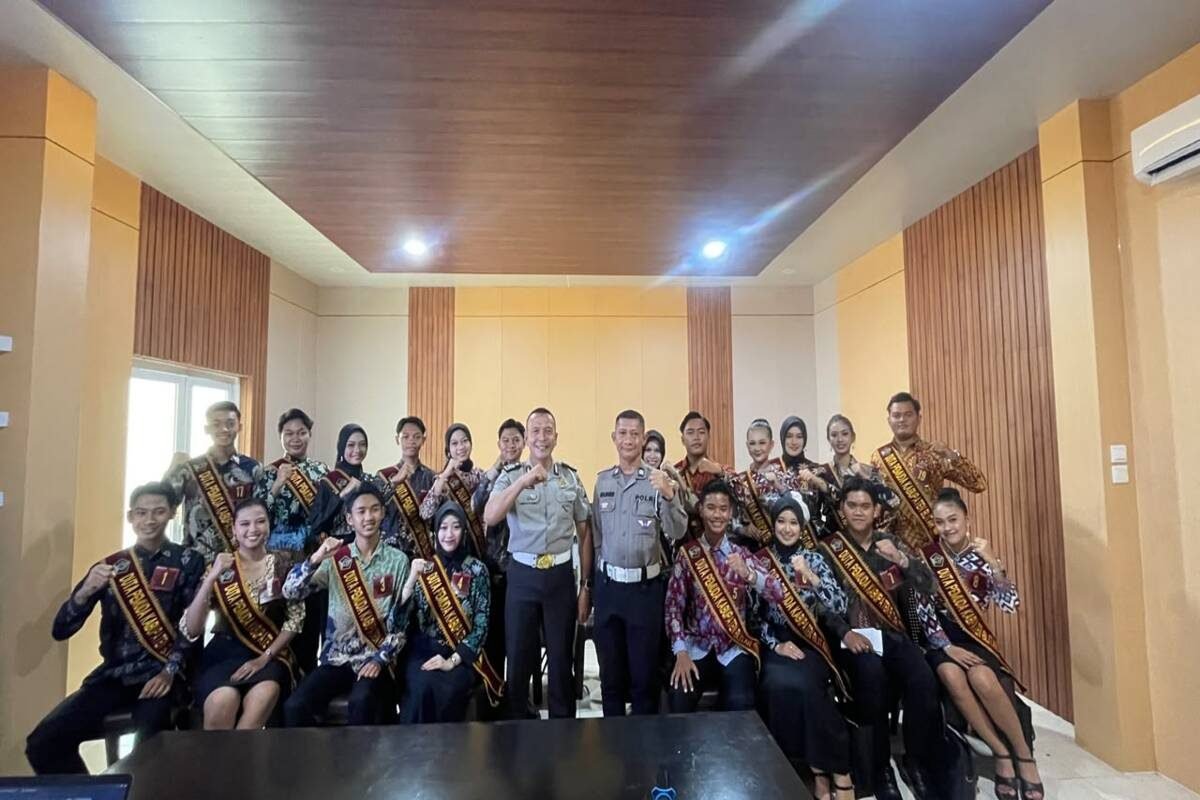 Personel Unit Kamsel Satlantas Polres Blitar memberikan edukasi keselamatan berlalu lintas kepada peserta Pemilihan Duta Pemuda Kabupaten Blitar 2026 di Dinas Pemuda dan Olahraga Kabupaten Blitar, Minggu (25/10/2026). Personel Unit Kamsel Satlantas Polres Blitar memberikan edukasi keselamatan berlalu lintas kepada peserta Pemilihan Duta Pemuda Kabupaten Blitar 2026 di Dinas Pemuda dan Olahraga Kabupaten Blitar, Minggu (25/10/2026).