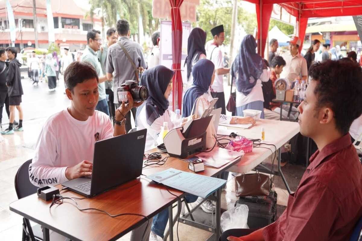 Petugas Kantor Imigrasi Blitar memberikan konsultasi pengurusan paspor kepada warga melalui layanan Pasporia di kawasan CFD Kota Blitar, Minggu (25/10/2026).