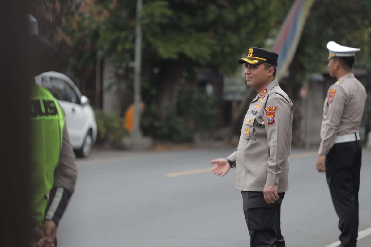 Kapolres Blitar AKBP Ardhy Ardhy Zul Hasbih Nasution memantau pelayanan dan pengaturan lalu lintas di depan SMA 1 Talun, Kabupaten Blitar, Senin (26/10/2026). Kapolres Blitar AKBP Ardhy Ardhy Zul Hasbih Nasution memantau pelayanan dan pengaturan lalu lintas di depan SMA 1 Talun, Kabupaten Blitar, Senin (26/10/2026).