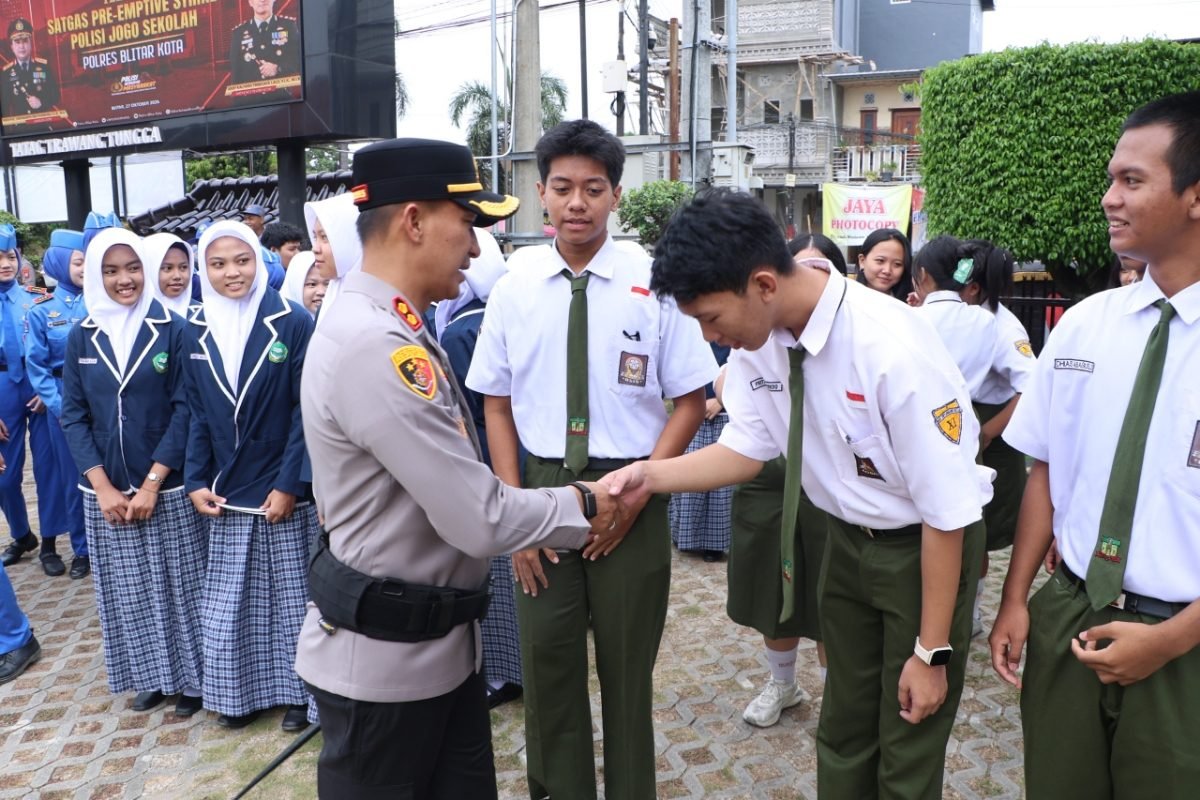 Kapolres Blitar Kota AKBP Kalfaris Triwijaya Lalo memimpin apel Satgas Polisi Jogo Sekolah di halaman Mapolres Blitar Kota, 27 Oktober 2026. Kapolres Blitar Kota AKBP Kalfaris Triwijaya Lalo memimpin apel Satgas Polisi Jogo Sekolah di halaman Mapolres Blitar Kota, 27 Oktober 2026.
