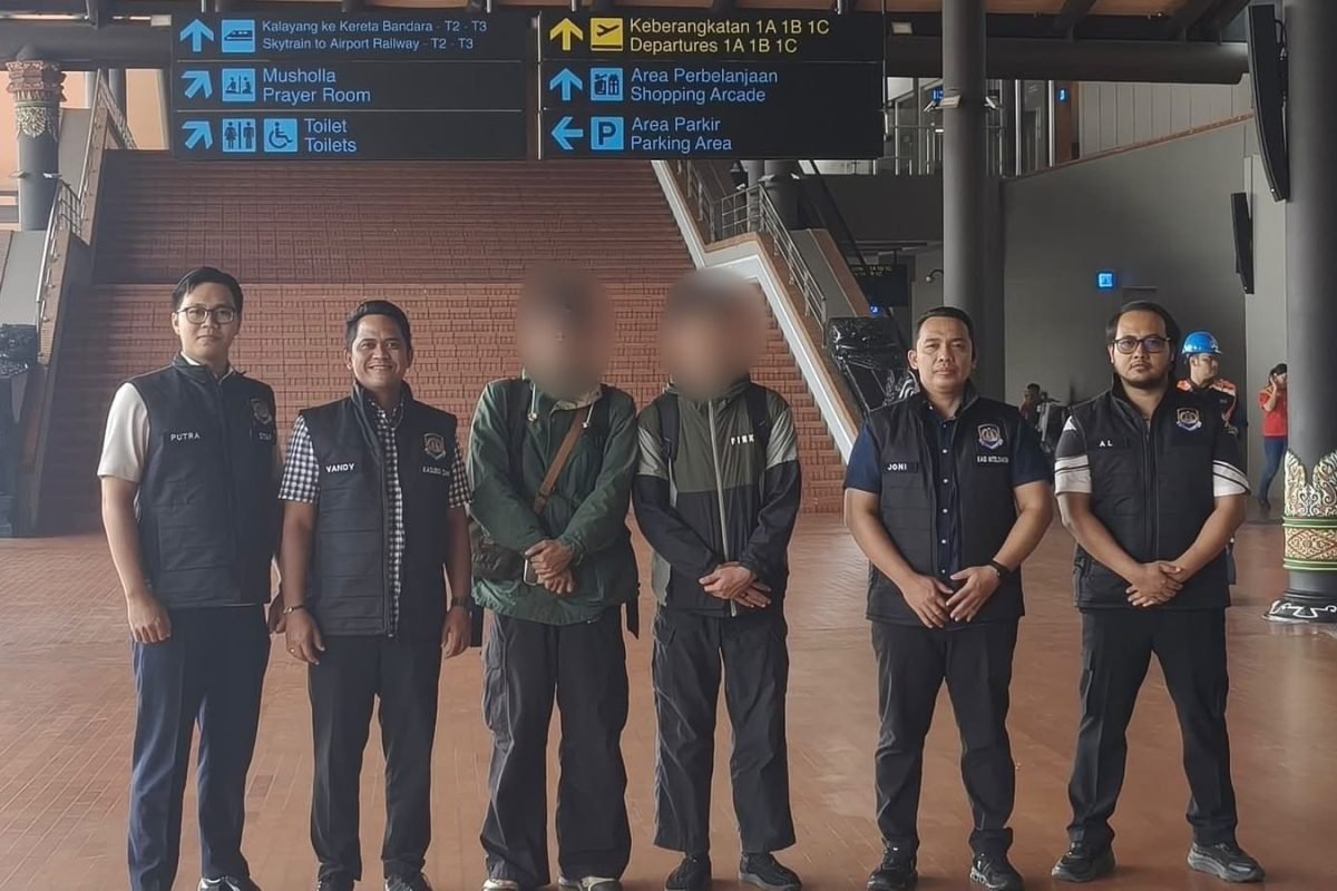 IMG-20261028-WA0013 Kantor Imigrasi Blitar mendeportasi dua warga negara Thailand yang terbukti melanggar ketentuan izin tinggal di wilayah Kecamatan Kedungwaru, Kabupaten Tulungagung, Kamis (22/10/2026).