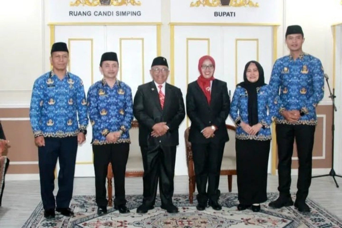 Bupati Blitar Rijanto bersama pejabat yang dilantik dalam agenda penyegaran birokrasi Pemerintah Kabupaten Blitar, Rabu (28/10/2026).