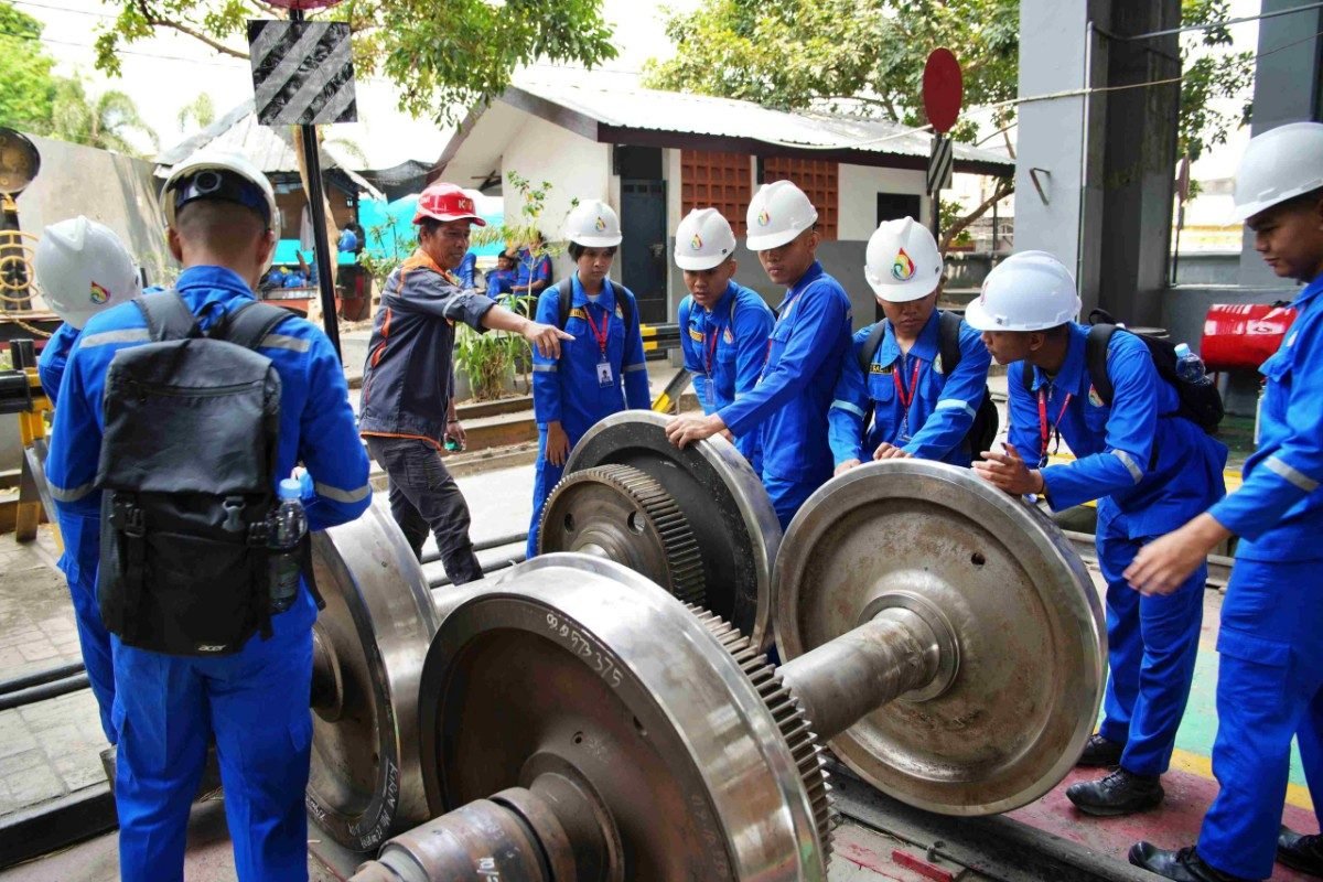Mahasiswa Politeknik Perkeretaapian Indonesia mengikuti kegiatan Kuliah Kerja Lapangan dengan mengenal komponen dan teknologi lokomotif di Depo Lokomotif KAI Daop 7 Madiun, Kamis (29/10/2026).