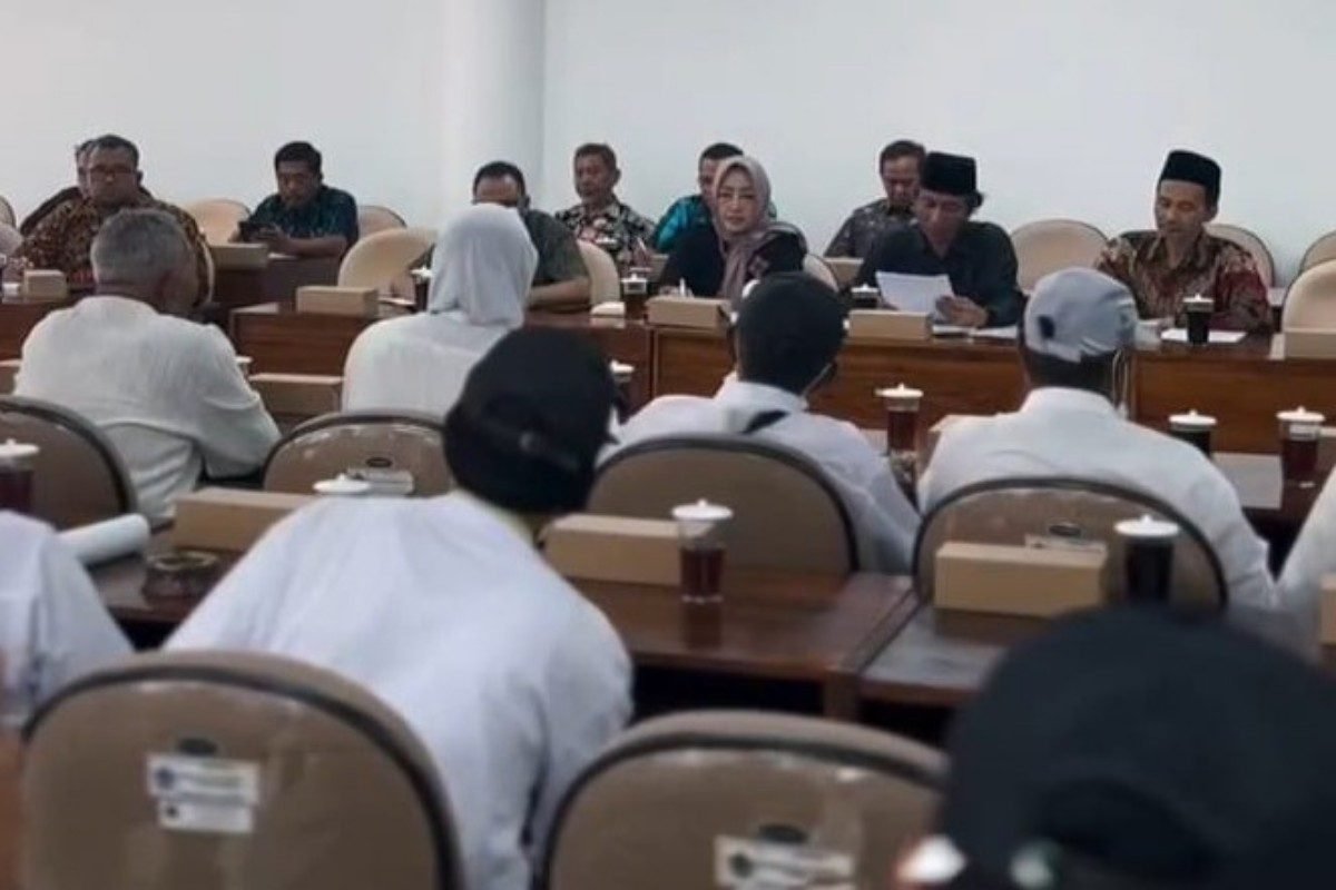 Ketua Komisi III DPRD Kabupaten Blitar Sugianto menerima aspirasi perwakilan warga Desa Sidorejo terkait persoalan HGU perkebunan cengkeh Branggah Banaran/Senggrong. Ketua Komisi III DPRD Kabupaten Blitar Sugianto menerima aspirasi perwakilan warga Desa Sidorejo terkait persoalan HGU perkebunan cengkeh Branggah Banaran/Senggrong.