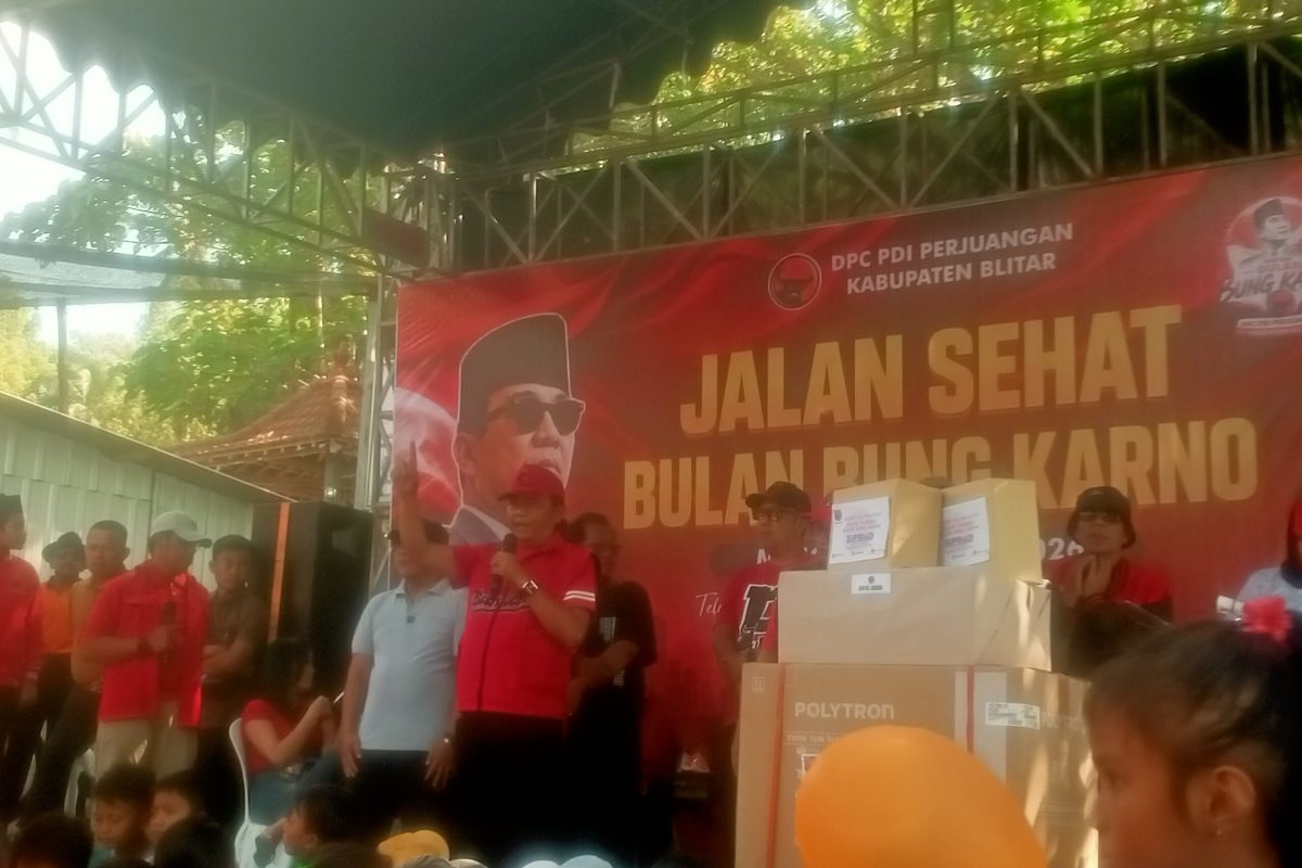 Suasana jalan sehat dalam rangka penutupan Bulan Bung Karno 2026 di kawasan wisata Blumbang Gede Soso, Kecamatan Gandusari, Kabupaten Blitar, Minggu (28/6/2026).