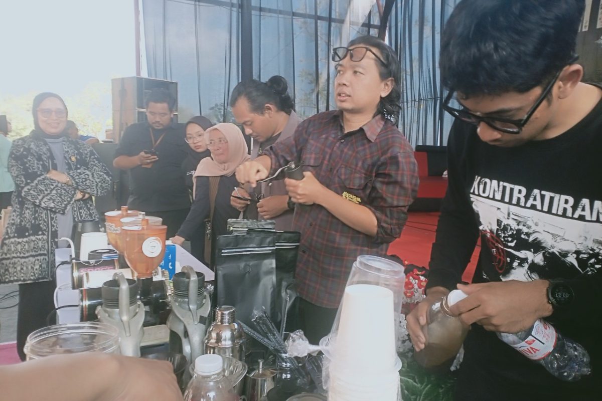 IMG20260719152748_copy_1280x960 Peserta mempraktikkan teknik meracik kopi dalam pelatihan barista di Joglo Omah Kopi, Blitar, Minggu (19/7/2026).