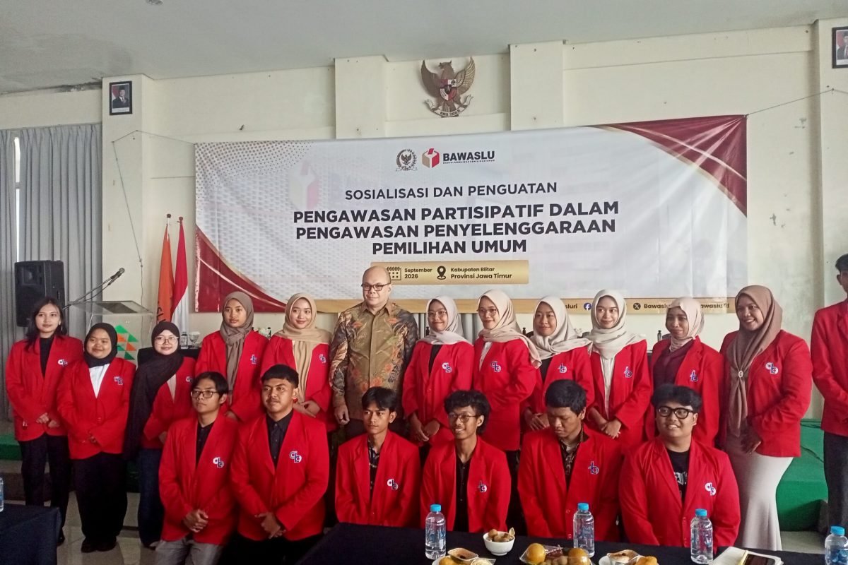 Anggota Komisi II DPR RI Romy Soekarno bersama peserta Gen Z dalam kegiatan Sosialisasi dan Penguatan Pengawasan Partisipatif dalam Pengawasan Penyelenggaraan Pemilu di Puri Perdana Hotel Kota Blitar, Sabtu (19/9/2026).