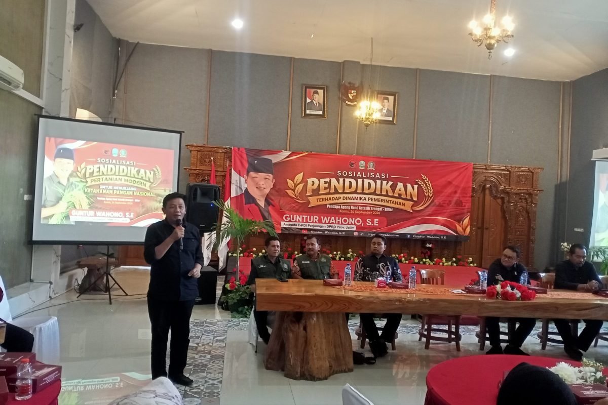 Anggota DPRD Provinsi Jawa Timur Guntur Wahono saat menyerap aspirasi petani dalam kegiatan Sosialisasi Pendidikan terhadap Dinamika Pemerintahan bersama Gapoktan se-Kabupaten Blitar di Pendapa Ageng Hand Astasih, Srengat, Kamis (24/9/2026). Anggota DPRD Provinsi Jawa Timur Guntur Wahono saat menyerap aspirasi petani dalam kegiatan Sosialisasi Pendidikan terhadap Dinamika Pemerintahan bersama Gapoktan se-Kabupaten Blitar di Pendapa Ageng Hand Astasih, Srengat, Kamis (24/9/2026).