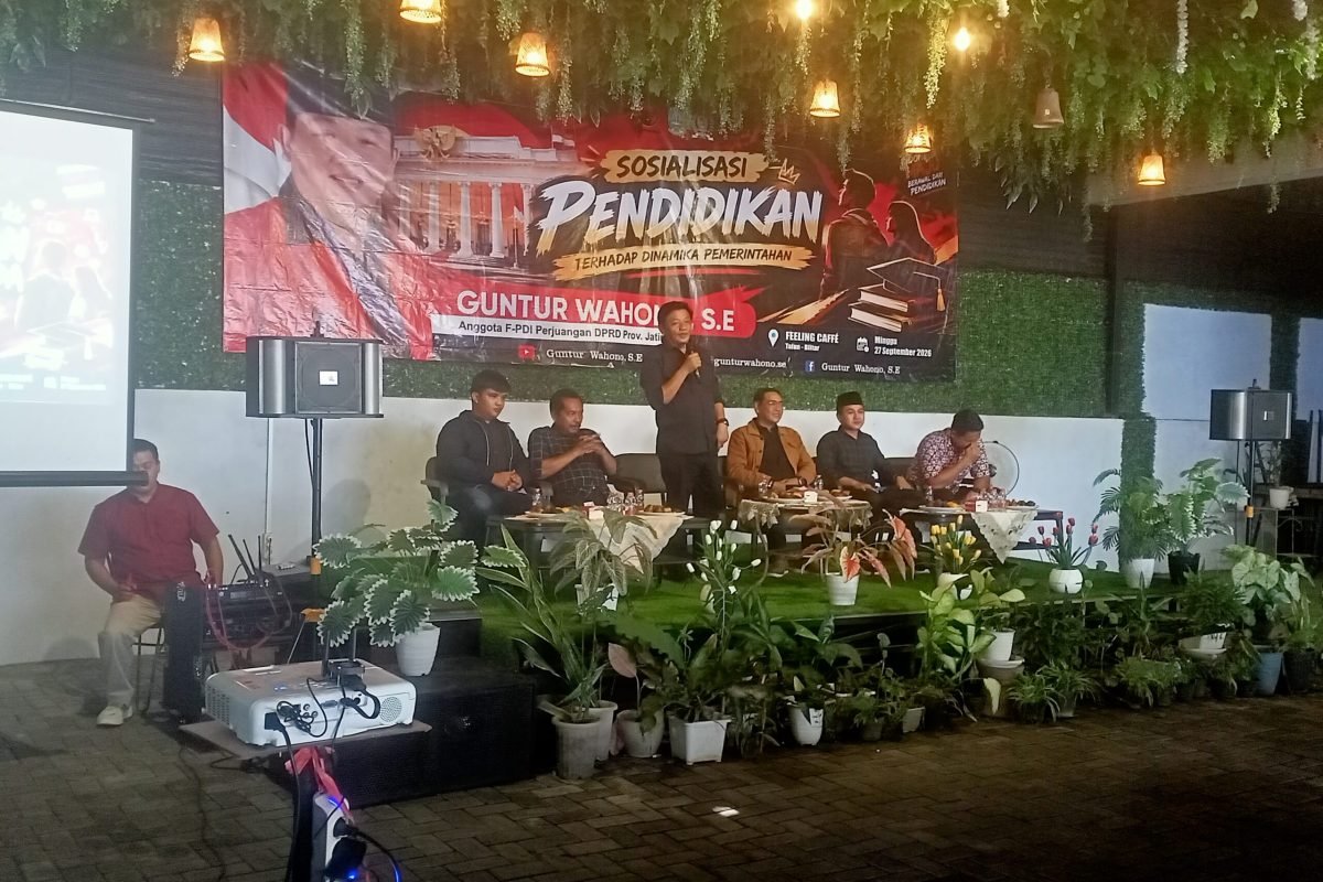 IMG20260927143132 Guntur Wahono menyampaikan paparan dalam kegiatan Sosialisasi Pendidikan terhadap Dinamika Pemerintahan yang digelar di Kecamatan Talun, Kabupaten Blitar, Minggu (27/9/2026).