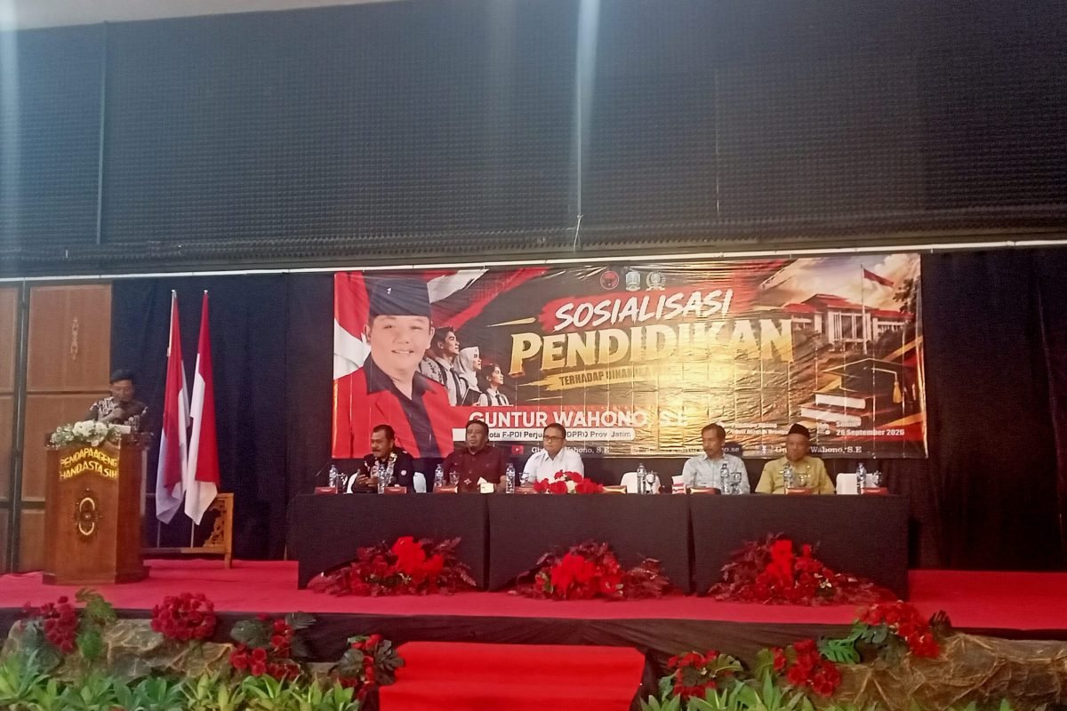 Kegiatan Sosialisasi Pendidikan yang digelar Anggota Fraksi PDI Perjuangan DPRD Provinsi Jawa Timur, Guntur Wahono, bersama jajaran PGRI Kabupaten Blitar dan para narasumber di Pendapa Ageng Hand Asta Sih, Kecamatan Srengat, Kabupaten Blitar, Senin (28/9/2026). Kegiatan Sosialisasi Pendidikan yang digelar Anggota Fraksi PDI Perjuangan DPRD Provinsi Jawa Timur, Guntur Wahono, bersama jajaran PGRI Kabupaten Blitar dan para narasumber di Pendapa Ageng Hand Asta Sih, Kecamatan Srengat, Kabupaten Blitar, Senin (28/9/2026).