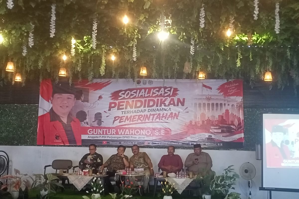 Sosialisasi Pendidikan terhadap Dinamika Pemerintahan yang digelar Guntur Wahono bersama para peserta di Kecamatan Talun, Kabupaten Blitar, Selasa (29/9/2026). Sosialisasi Pendidikan terhadap Dinamika Pemerintahan yang digelar Guntur Wahono bersama para peserta di Kecamatan Talun, Kabupaten Blitar, Selasa (29/9/2026).