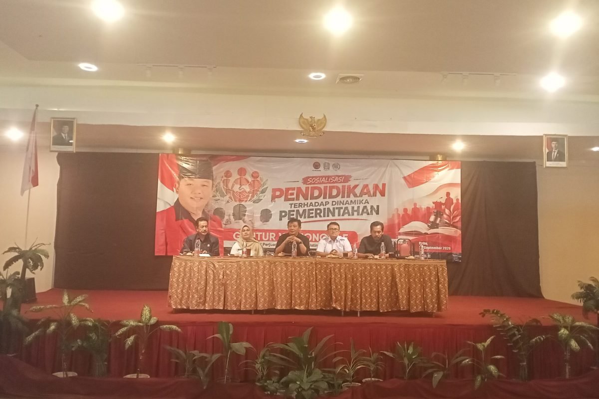 Anggota Fraksi PDI Perjuangan DPRD Jawa Timur Guntur Wahono bersama narasumber saat kegiatan sosialisasi pendidikan terhadap dinamika pemerintahan bersama Dekopinda Kabupaten Blitar di Grand Mansion Hotel, Kanigoro, Rabu (30/9/2026).