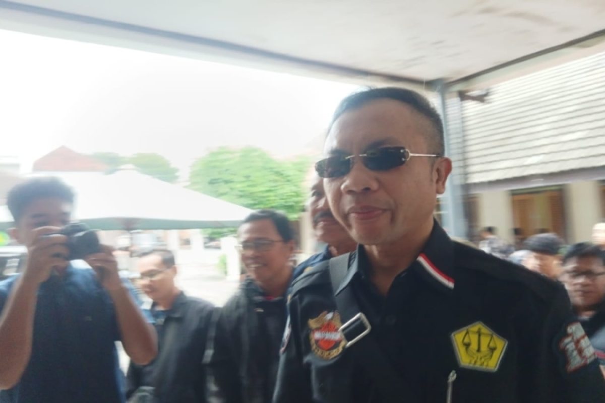Caption Eks Wakil Bupati Blitar, Rahmad Santoso, diperiksa Kejari Blitar terkait dugaan korupsi proyek Dam Kali Bentak, Rabu (19/3/2025).