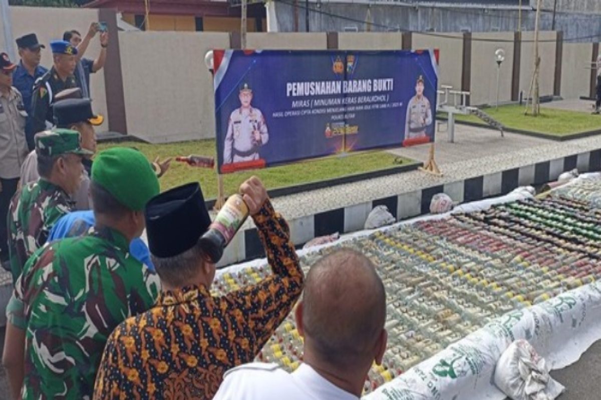 IMG_20250320_102041 Caption Polres Blitar sedang pemusnahan miras