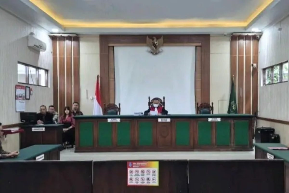 Caption Pengadilan Negeri (PN) Blitar pada Jumat, (21/3/2025) menggelar sidang putusan permohonan praperadilan yang diajukan MB untuk membatalkan penetapan dirinya sebagai tersangka oleh Kejaksaan Negeri Kabupaten Blitar.