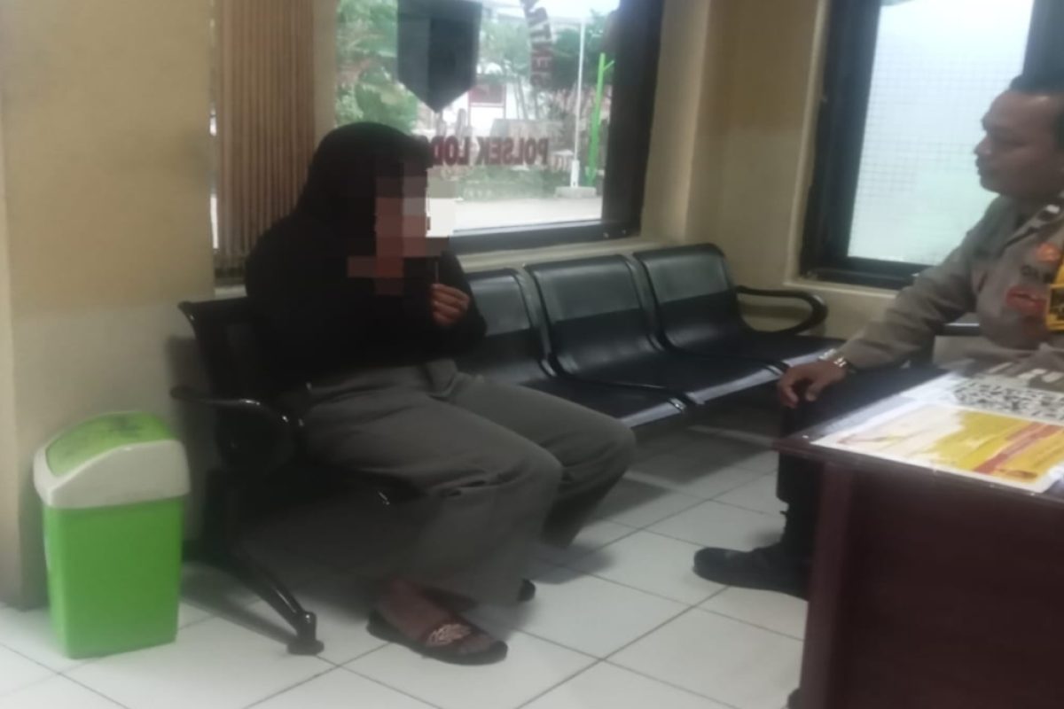 Caption Petugas kepolisian tengah menginterogasi terduga pelaku pencurian perhiasan di Pasar Kademangan, (21/3/25).