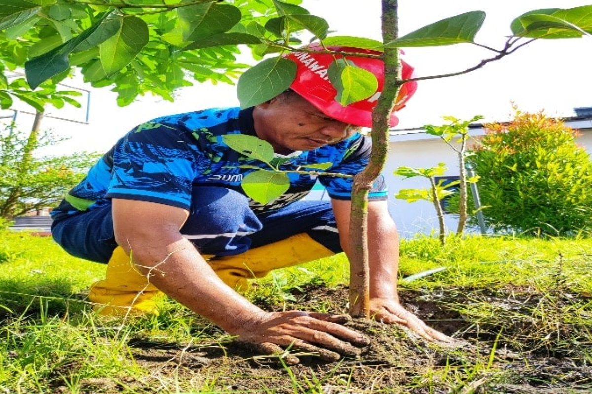 Karyawan Depo Kereta Blitar menanam pohon demi kelestarian lingkungan, mewujudkan komitmen hijau dan mendukung pembangunan berkelanjutan. Karyawan Depo Kereta Blitar menanam pohon demi kelestarian lingkungan, mewujudkan komitmen hijau dan mendukung pembangunan berkelanjutan.