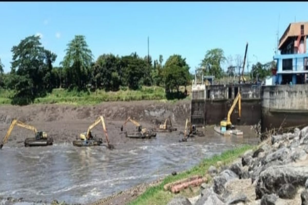 Kegiatan Flushing dengan menggunakan alat berat di bendungan Wlingi, Kabupaten Blitar.