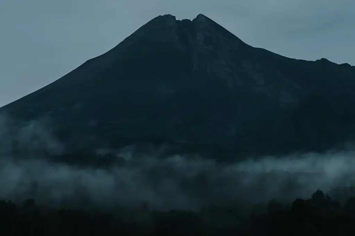 Gunung angker di Pulau Jawa Keindahan Gunung Semeru menyimpan sejuta misteri dari Ranu Kumbolo hingga suara-suara gaib yang menghantui malam.