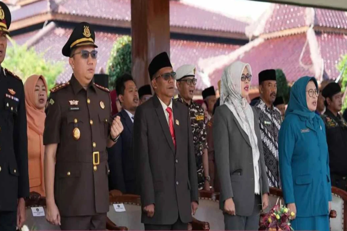 Ketua DPRD Kabupaten Blitar bersama jajaran Forkopimda mengikuti upacara peringatan Hari Kesaktian Pancasila tahun 2025 di Alun-Alun Kanigoro, Rabu (1/10/2025). Ketua DPRD Kabupaten Blitar bersama jajaran Forkopimda mengikuti upacara peringatan Hari Kesaktian Pancasila tahun 2025 di Alun-Alun Kanigoro, Rabu (1/10/2025).
