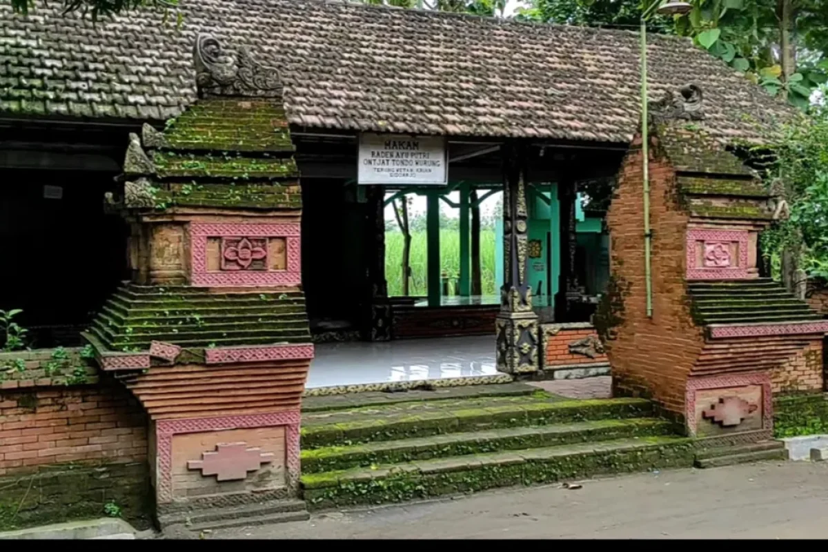 Pintu gerbang menuju Makam Raden Ayu Putri Ontjat Tondo Wurung, Desa Terung Wetan, Sidoarjo, terlihat dari kejauhan. Area ini menjadi awal perjalanan ziarah bagi pengunjung yang ingin menghormati sejarah dan keajaiban putri Majapahit. Pintu gerbang menuju Makam Raden Ayu Putri Ontjat Tondo Wurung, Desa Terung Wetan, Sidoarjo, terlihat dari kejauhan. Area ini menjadi awal perjalanan ziarah bagi pengunjung yang ingin menghormati sejarah dan keajaiban putri Majapahit.