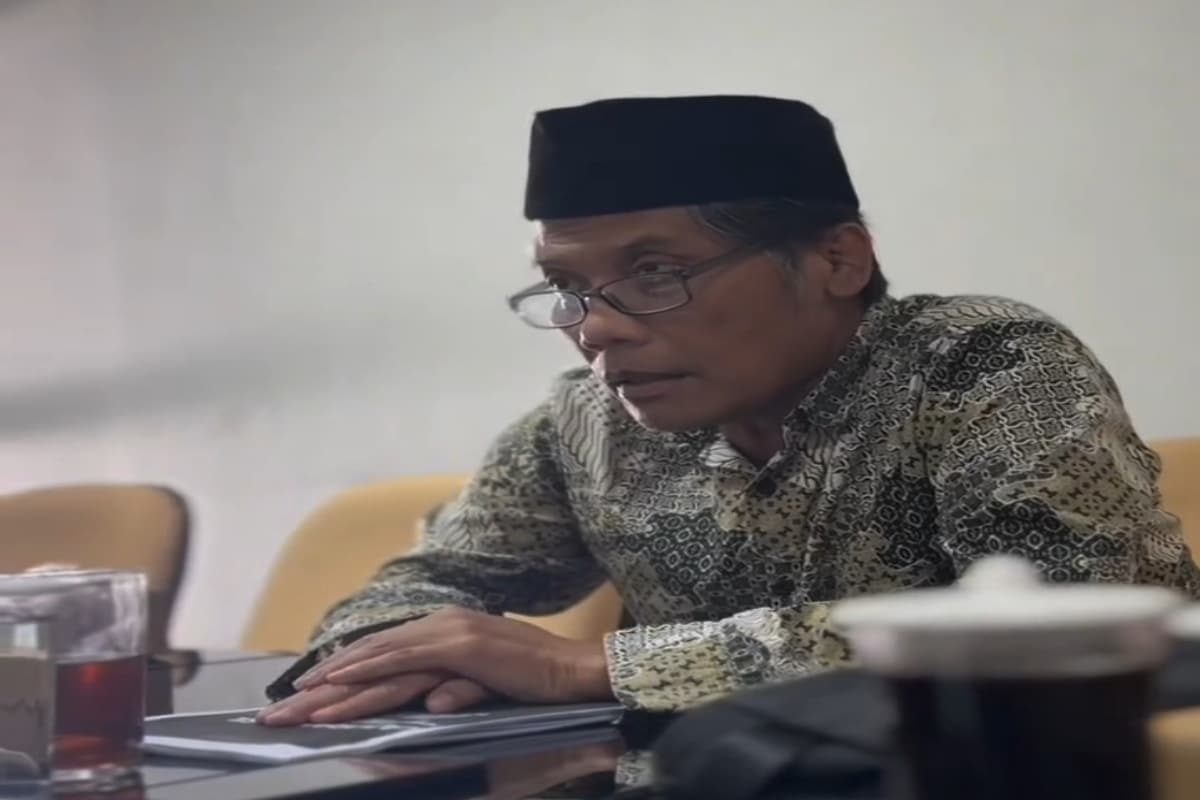 Ketua Pansus LKPJ, Suwito, saat memimpin rapat pembahasan DIM LKPJ Bupati Blitar Tahun 2025.