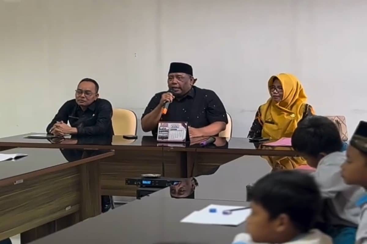 Anggota Komisi IV, Fatatoh Hironi Ulya saat menyampaikan materi kepada siswa SDN Banggle 02 dalam kegiatan edukasi di DPRD Kabupaten Blitar.