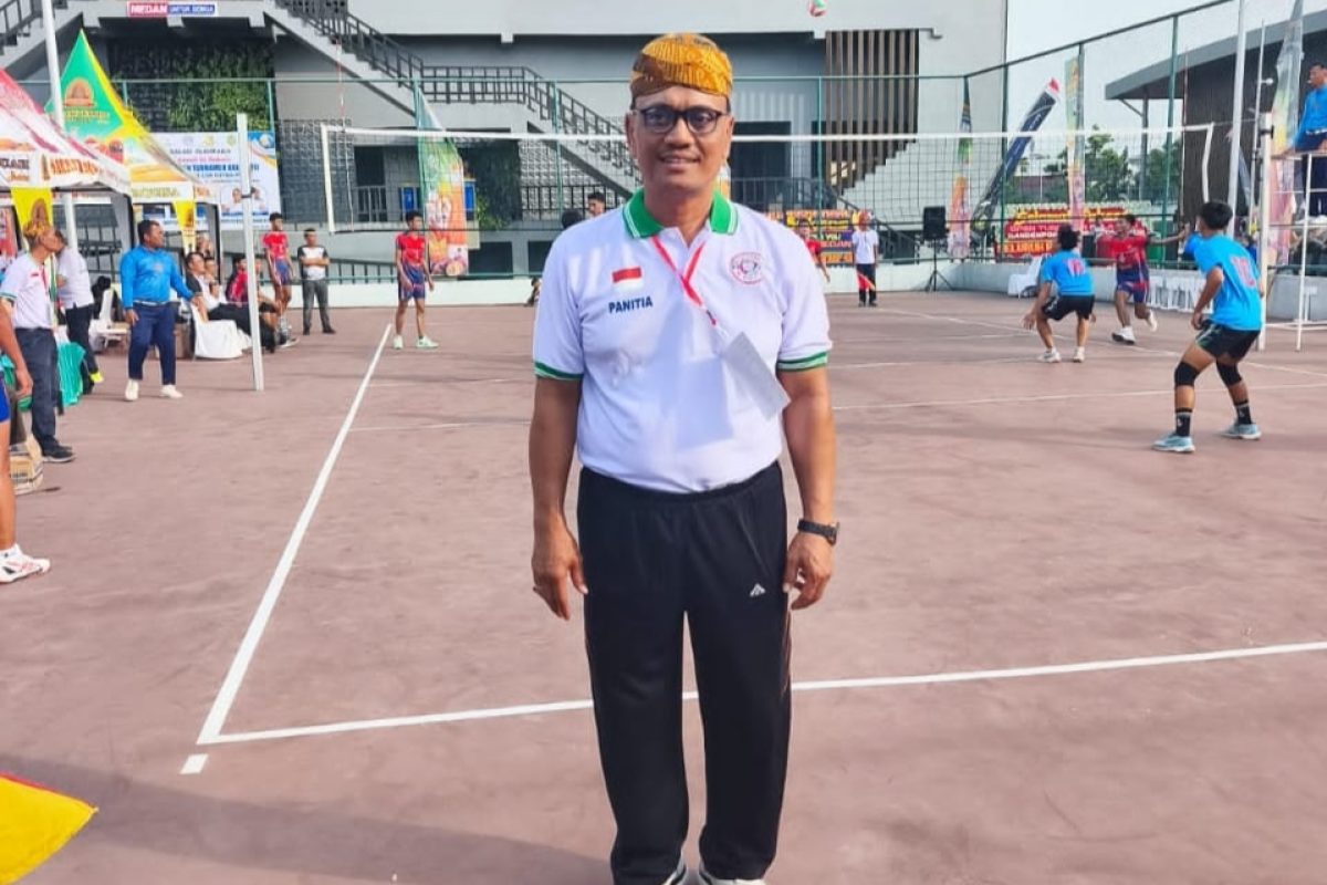 IMG_20260722_212848 Ketua Paguyuban Mantan Pemain Voli Sumut, Iryatmo, SE, saat menghadiri pembukaan Open Turnamen Voli Piala Dandenpom I/5 Cup di Lapangan Kebun Bunga, Medan, Rabu (22/7/2026).