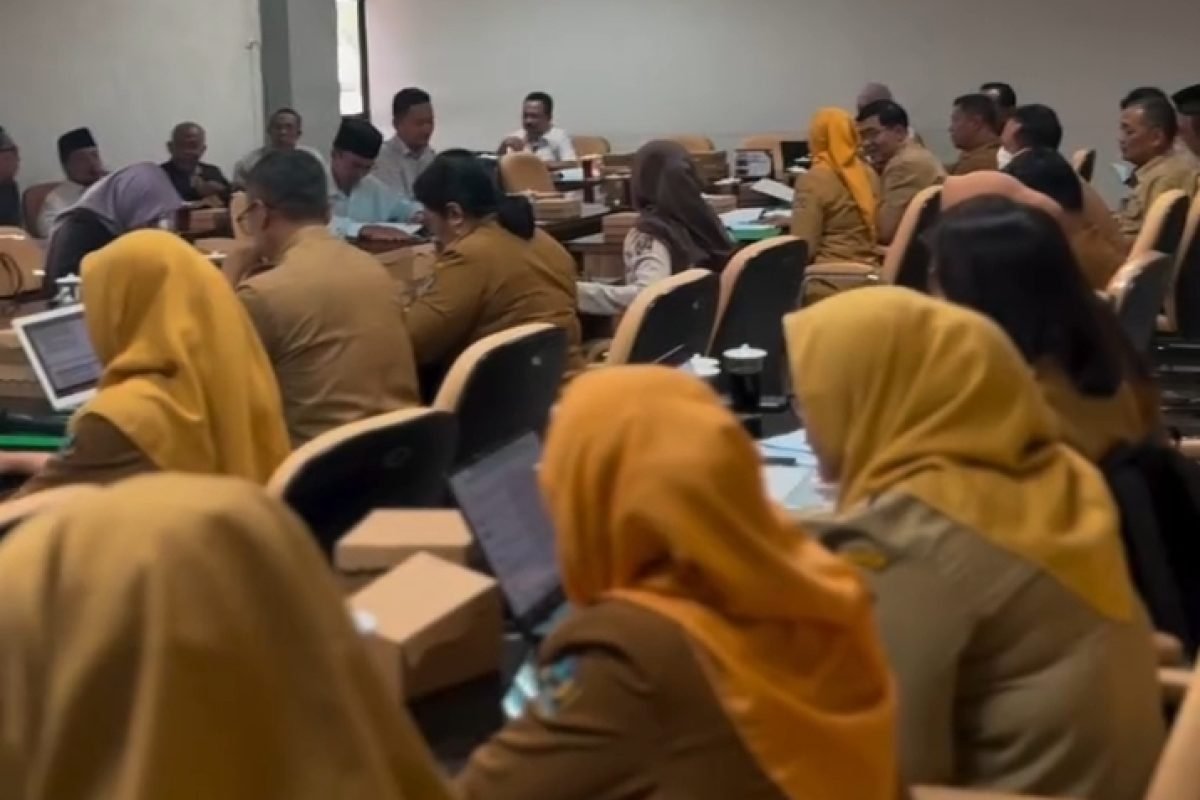 Suasana rapat Banggar DPRD Kabupaten Blitar bersama TAPD membahas tindak lanjut evaluasi Gubernur Jawa Timur terhadap pertanggungjawaban APBD 2025.