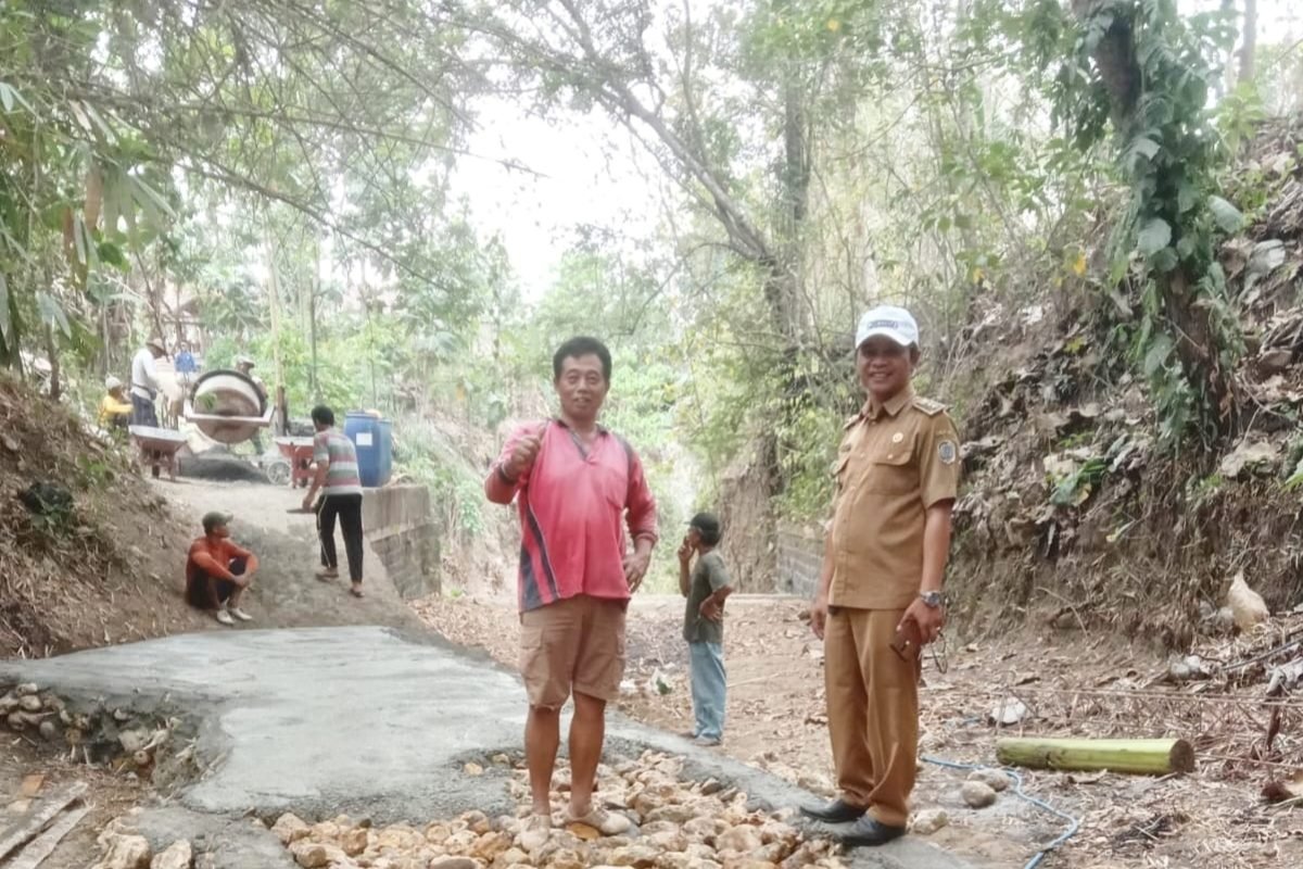 Kepala Desa Sumberagung bersama warga saat meninjau pembangunan tanggul dan rabat jalan di RW 17 Dusun Suromenggalan.