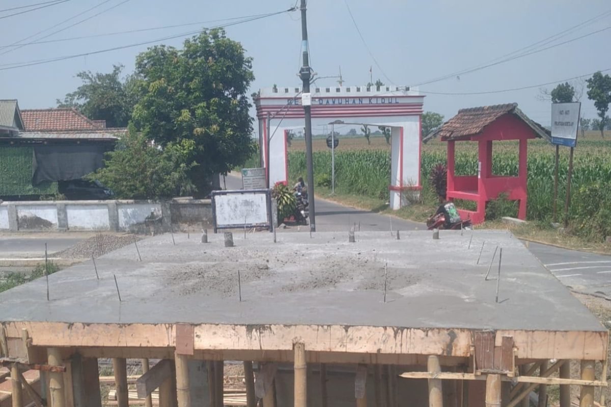 Suasana pembangunan di salah satu pos jaga perlintasan.