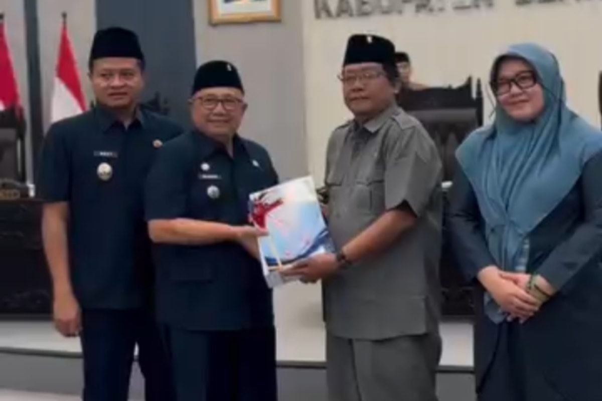 Penyerahan Dokumen Ranperda tentang Nota Keuangan dan Ranperda tentang Perubahan APBD Kabupaten Blitar Tahun Anggaran 2026, Senin (14/9/2026). Penyerahan Dokumen Ranperda tentang Nota Keuangan dan Ranperda tentang Perubahan APBD Kabupaten Blitar Tahun Anggaran 2026, Senin (14/9/2026).