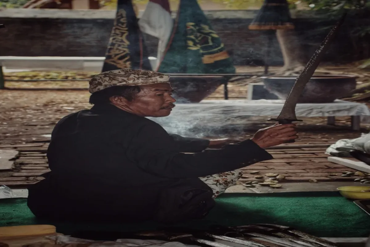 Ilustrasi seorang resi memegang ageman keris pusaka yang dipercaya memiliki nilai spiritual dalam budaya Jawa