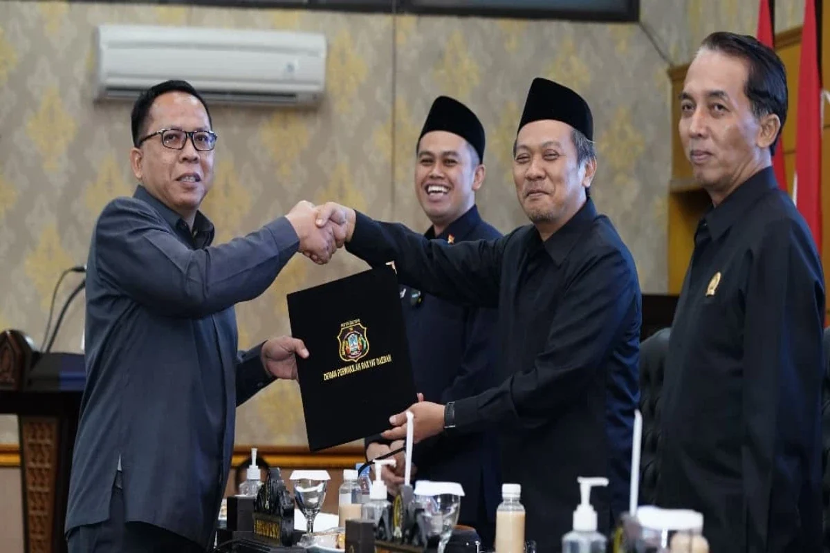 Wali Kota menghadiri rapat Paripurna Momen pengesahan Perda UMKM Kota Blitar, Wali Kota dan Ketua DPRD di ruang paripurna (5/5/2025).