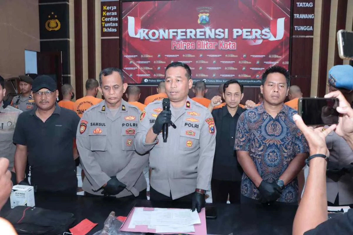 Jajaran Polres Blitar Kota saat konferensi pers pengungkapan 11 kasus Operasi Sikat Semeru 2025 dan temuan curanmor di area kos Jajaran Polres Blitar Kota saat konferensi pers pengungkapan 11 kasus Operasi Sikat Semeru 2025 dan temuan curanmor di area kos.