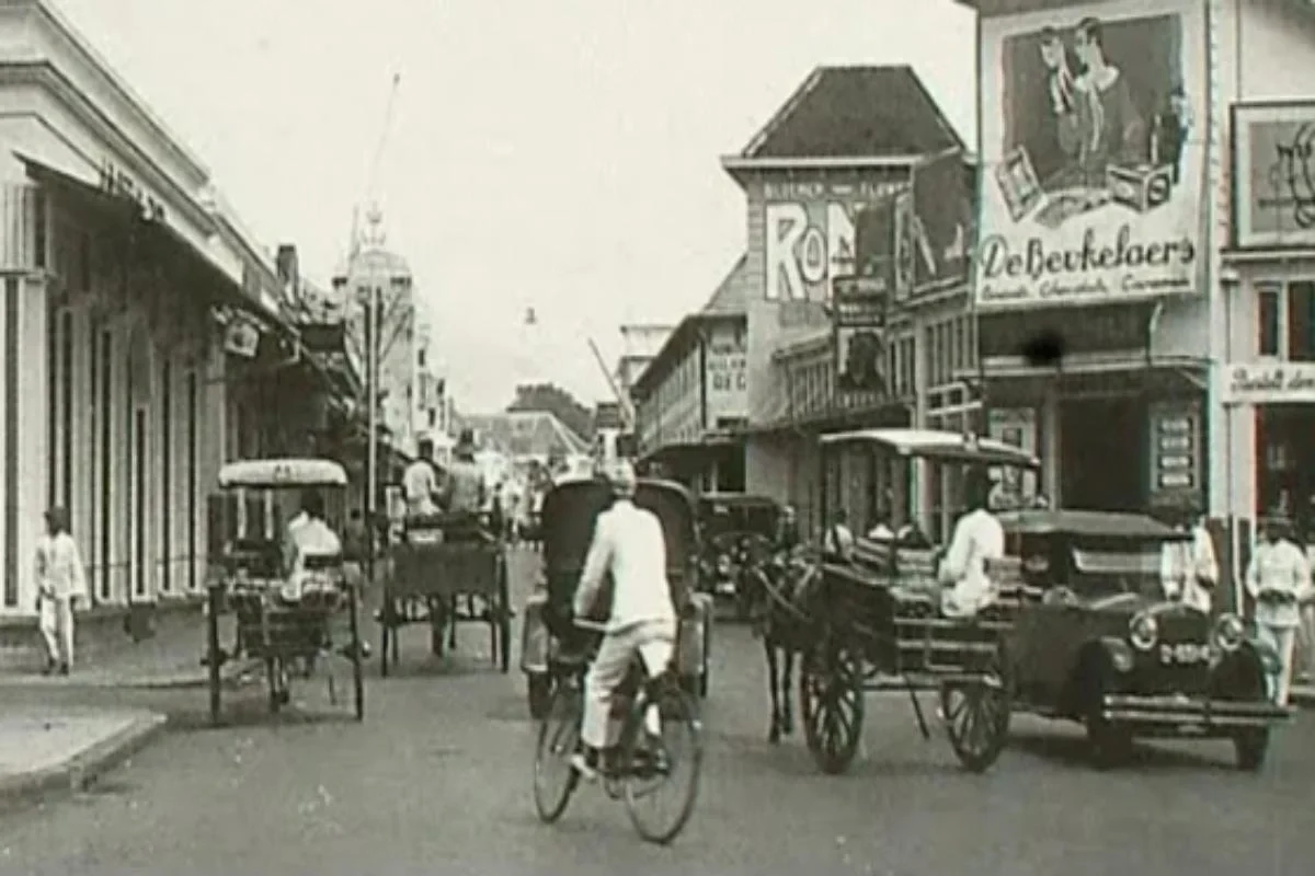 Suasana Jalan Braga Bandung di masa kolonial, di mana beberapa toko roti legendaris seperti Sumber Hidangan dan Braga Permai mulai beroperasi. Suasana Jalan Braga Bandung di masa kolonial, di mana beberapa toko roti legendaris seperti Sumber Hidangan dan Braga Permai mulai beroperasi.