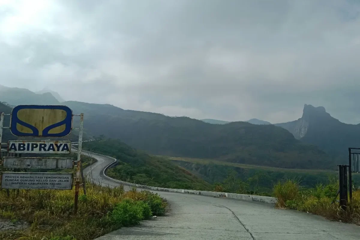 Jalur utama menuju kawasan wisata Gunung Kelud di Jawa Timur