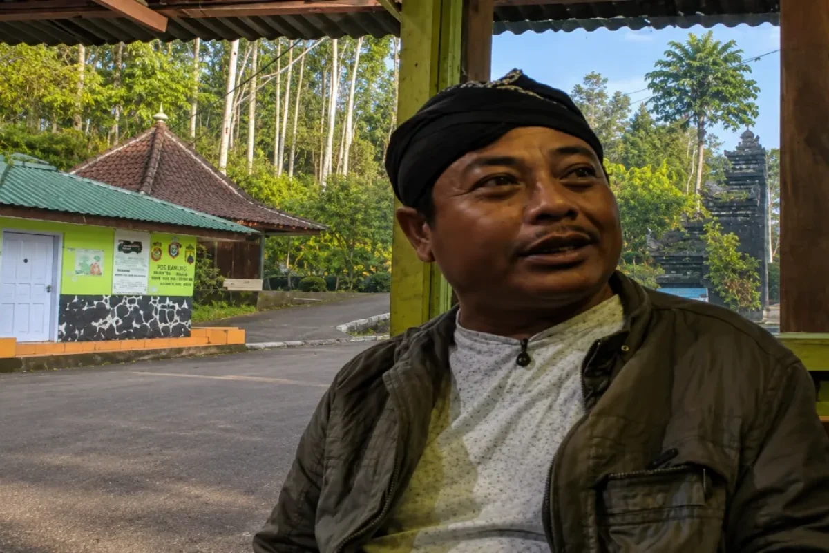 Juru kunci Gunung Kawi, Pak Narko, menjelaskan sejarah serta tradisi ziarah yang masih dijaga di kawasan Pesarean Gunung Kawi, Kabupaten Malang