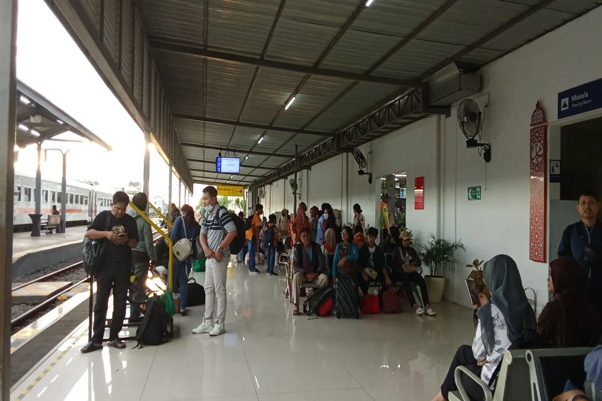 Suasana stasiun tampak ramai oleh para penumpang yang memanfaatkan libur panjang Hari Buruh untuk bepergian. KAI Daop 7 Madiun mencatat lonjakan penumpang signifikan sepanjang 1–4 Mei