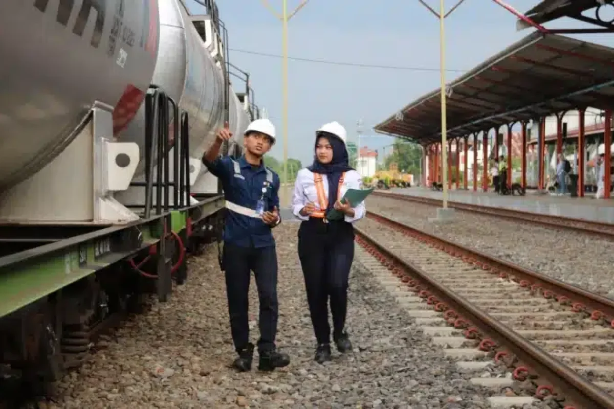 Karyawan KAI sedang berdiskusi sambil memeriksa struktur kereta, memastikan kesiapan armada untuk mendukung distribusi BBM secara efisien dan aman. (2 Mei 2025)