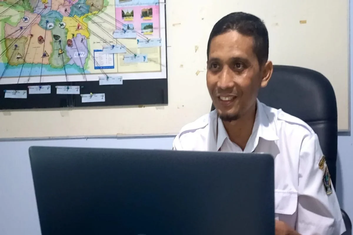 Kabid Sumber Daya Kesehatan Dinkes Kabupaten Blitar, Muhdianto, memaparkan progres pembangunan dan rehabilitasi fasilitas kesehatan dari anggaran DBHCHT 2025.